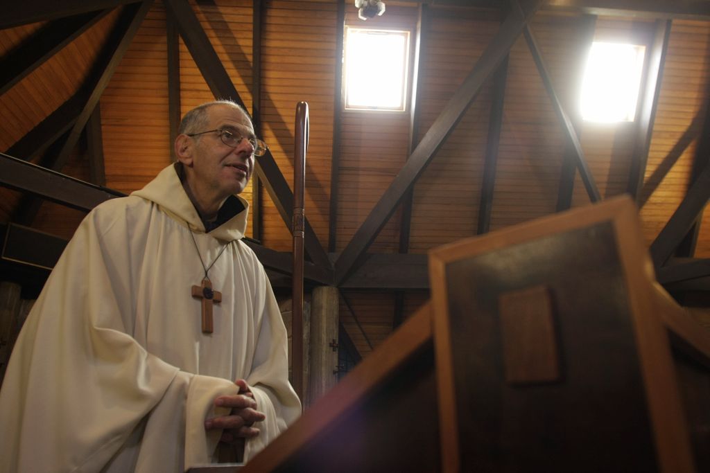 Bernardo Bonowitz é abade do Mosteiro Nossa Senhora do Novo Mundo, em Campo do Tenente, e conheceu o irmão Christian, retratado no filme Homens e Deuses | Hugo Harada/Gazeta do Povo