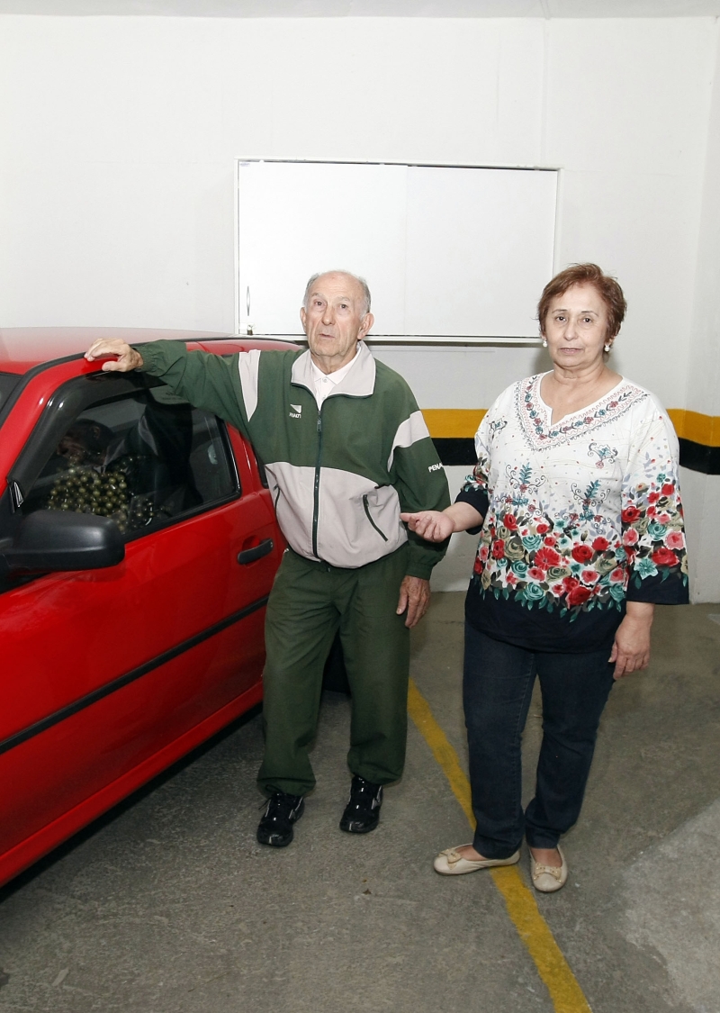 A síndica Suili e o morador Oildo Bighi:armários padronizados foram a solução | Hedeson Alves/ Gazeta do Povo