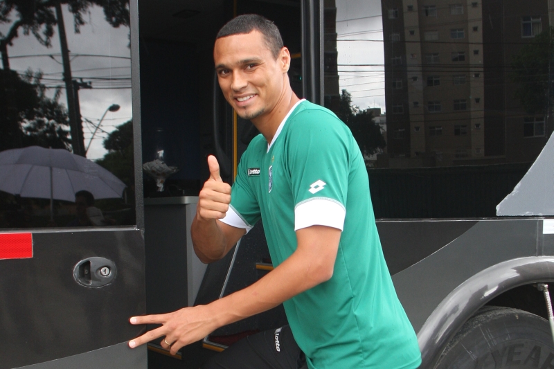 Zagueiro Emerson, que assumiu a faixa de capitão com a lesão de Pereira, atribui ao trabalho o sucesso da defesa | Walter Alves/ Gazeta do Povo