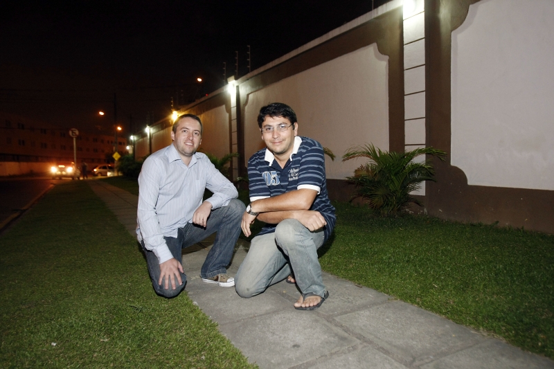 Willian Guisi e o síndico Cleverson Ribas: redução drástica das pichações foi conseguida com tinta, câmeras e iluminação | Hedeson Alves/Gazeta do Povo