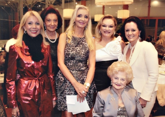 HOMENAGEM ÀS MÃES CURITIBANAS -A Associação de Mulheres de Negócios e Profissionais de Curitiba BPW, presidida por Lylian Vargas, prestou homenagem a mães curitibanas em concorrido evento no Clube Curitibano. Entre as presentes, Oracy Munhoz da Rocha Lacerda, Eloína Prolik, Vânia Dalmaz, Maria Inês Borges da Silveira, Julieta Miró e Juril Carnasciali |