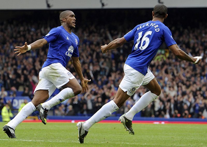 Distin, à esquerda, comemora um dos gols do Everton: resultado foi bom para arquirrival Liverpool | Nigel Roddis / Reuters
