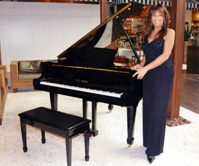 PRESTIGIADO RECITAL - A pianista Cida Cardoso realizou prestigiados recitais no Largo do Shopping Curitiba apresentando composições clássicas com maestria, durante todo o mês de abril. A talentosa Cida foi muito aplaudida pelos presentes | 