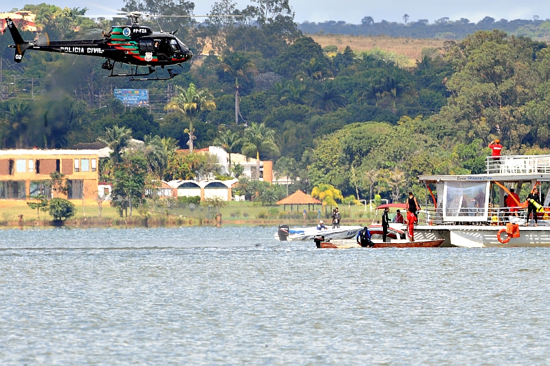 Trinta mergulhadores buscaram os desaparecidos ontem, no Lago Paranoá, em Brasília, com o auxílio de lanchas e um helicóptero | Wilson Dias/ABr