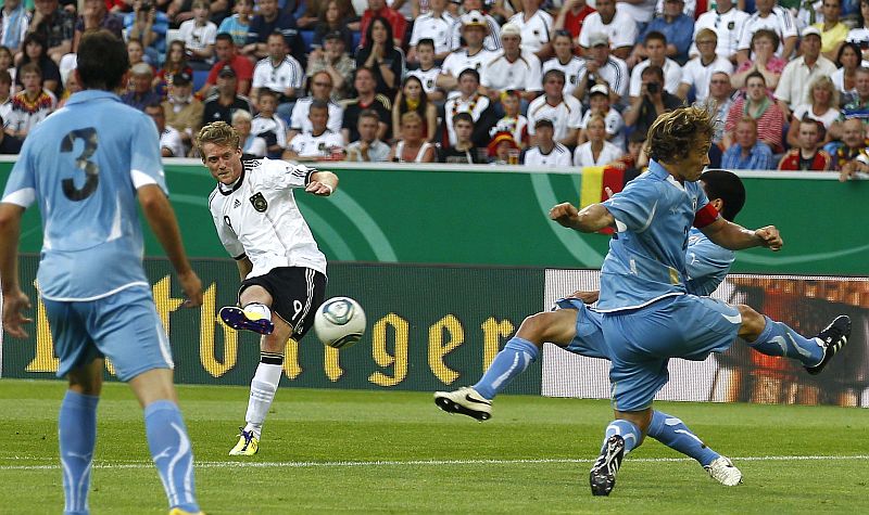 Schuerrle chuta para marcar um dos gols da Alemanha | Kai Pfaffenbach / Reuters