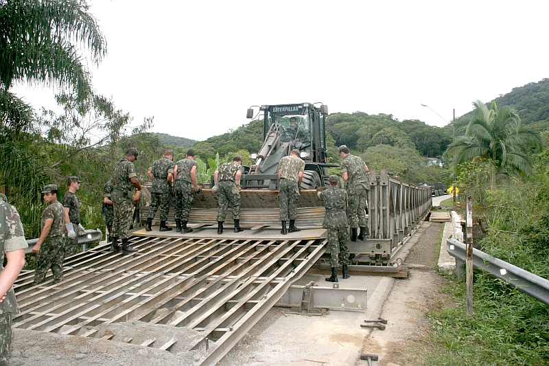 Estrutura metálica sobre o Rio Sagrado III, um dos três acessos a Morretes, deve ser retirada até o fim da tarde de hoje | Rafael Fraga
