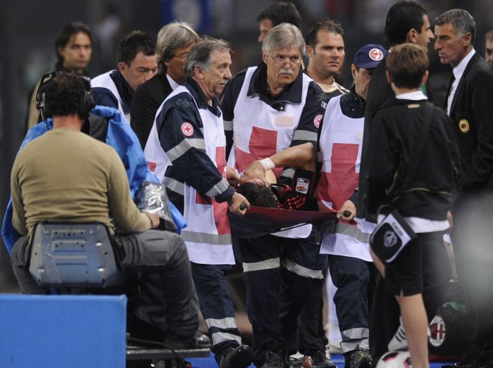 Segundo médico do Milan, Pato levará um mês para se recuperar de lesão no ombro | Alberto Lingria / AFP