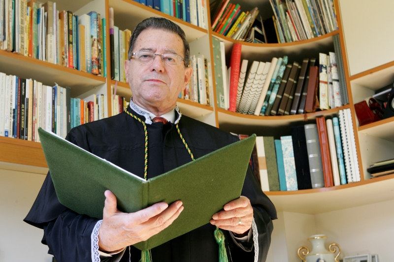 Antonio Jairo em seu escritório. Dezenas de livros sobre como levar bem o relacionamento a dois | Antônio More/Gazeta do Povo