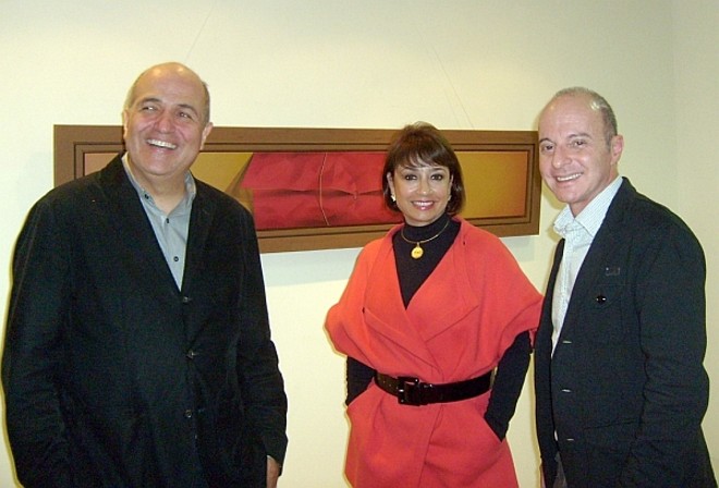 O arquiteto Jayme Bernardo (à esq.) deu uma escapada ontem do Castelo do Batel, onde cuidava dos preparativos da festa do casamento do filho de Beto Richa, e foi ver a exposição especial para o Dia das Mães, do artista plástico Carlos Eduardo Zimmermann, na galeria de Zilda Fraletti. A mostra pode ser visitada hoje até as 18 horas e amanhã até as 14 horas |