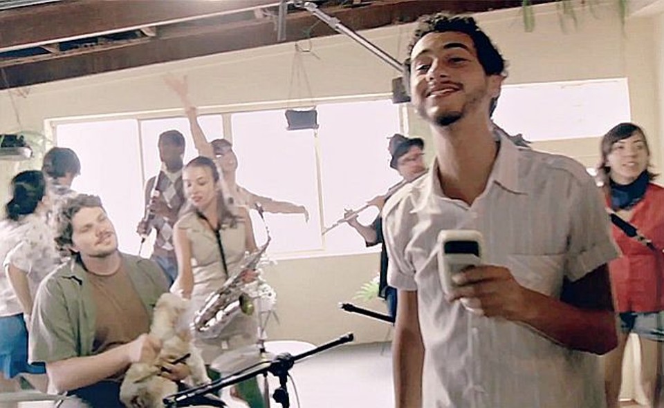 Leo Fressato (à direita), acompanhado da Banda Mais Bonita da Cidade, é o autor da música Oração. Ingressos para o show do dia 9 acabaram em três horas | Reprodução