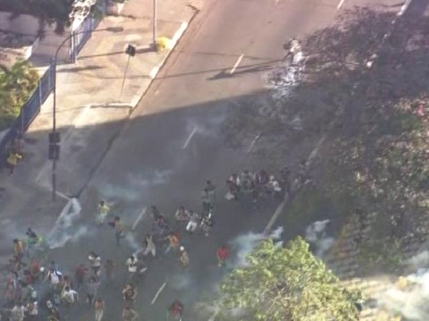 Bombas de gás lacrimogêneo foram usadas para dispersar manifestantes | Foto: Reprodução/TV Globo