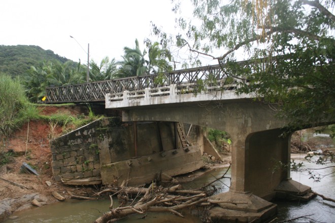 Ponte montada pelo exército foi a solução para a estrutura que desabou após as chuvas no Litoral |