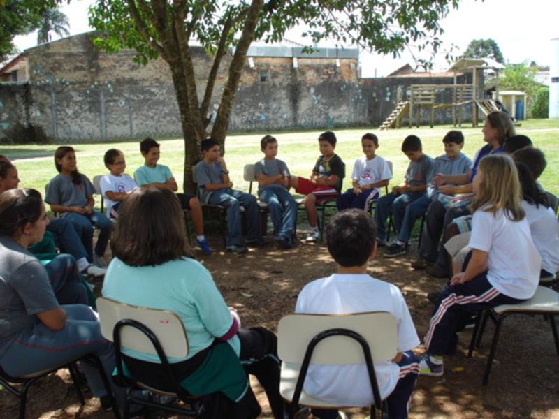 Para fabricar o fanzine, a professora Adriana Margarete e os alunos da UEI Abranches reservam momento para questionamento e tomada de decisões | Divulgação