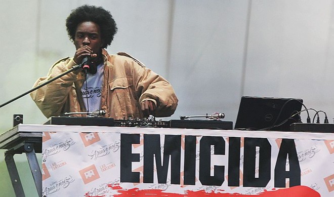DJ Niak comandava as pick-ups no show de Emicida |