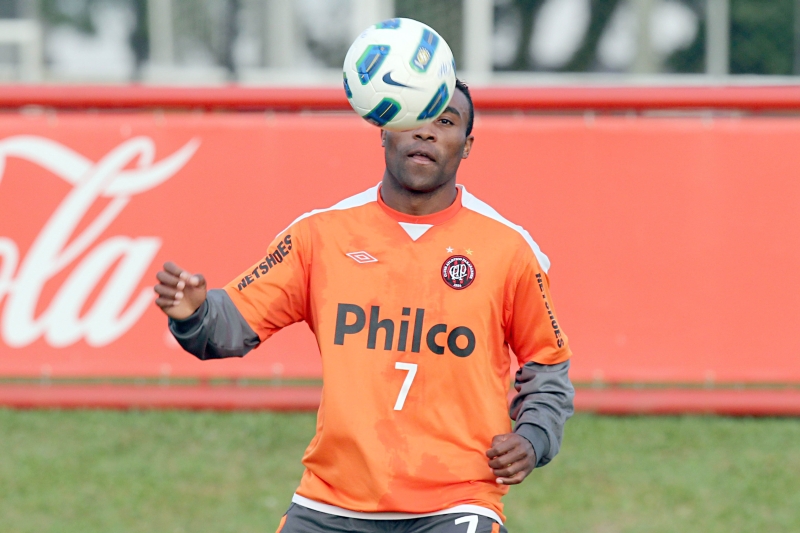 Com poucas opções no ataque, Guerrón foi o único escalado na frente para enfrentar o Atlético Mineiro. A estratégia não funcionou em Minas | Hedeson Alves/Gazeta do Povo
