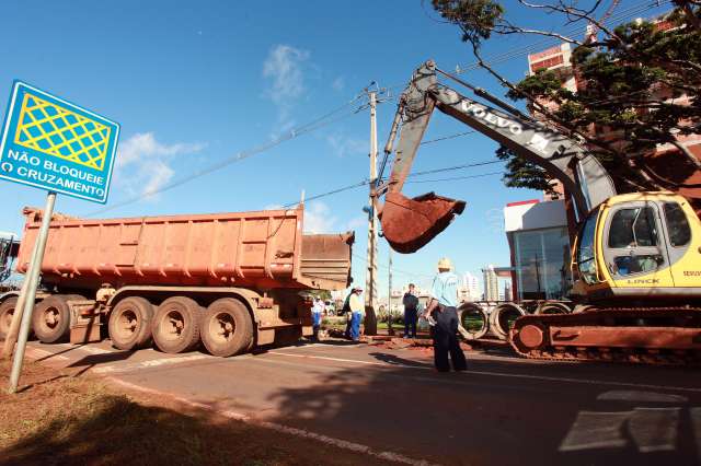 A colocação de tubos de concreto na via foi iniciada no último final de semana | Divulgação - Assessoria PMM
