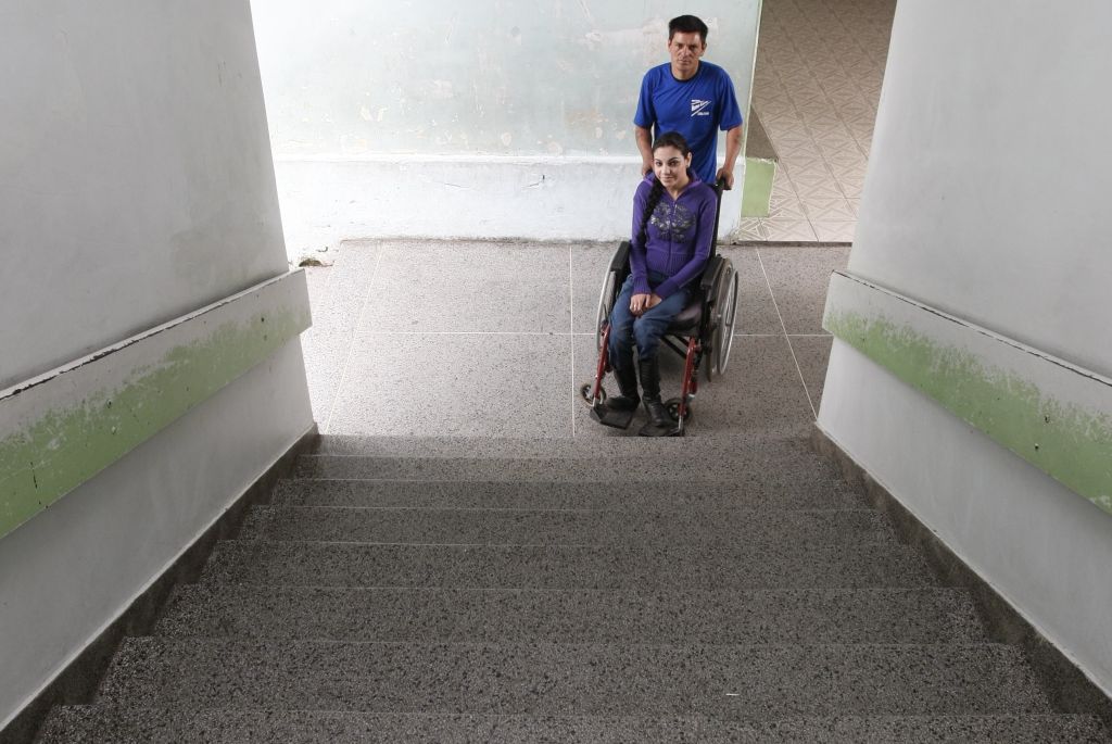 Andressa frequenta uma escola estadual pouco adaptada a cadeirantes. Ela terá aula de matemática só no ano que vem, porque para chegar na sala existe uma escadaria | Daniel Castellano/Gazeta do Povo