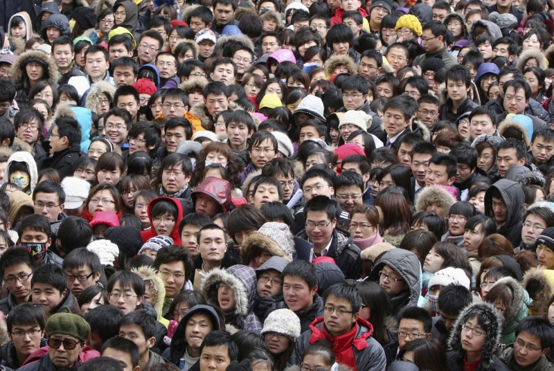 Multidão de chineses participa de uma feira de empregos realizada para estudantes universitários em Yantai, na província de Shandong | Stringer/Reuters