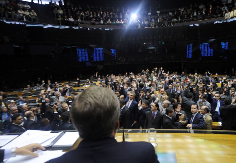O presidente da Câmara, Marco Maia (de costas), observa os deputados comemorando a aprovação do novo Código Florestal | J. Batista/Ag. Câmara