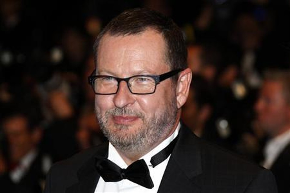 O cineasta Lars Von Trier chega ao tapete vermelho para a exibição do filme Melancolia na 64a edição do Festival de Cannes, em 18 de abril de 2011. Von Trier afirmou ter ficado chocado com sua expulsão do Festival deste ano | REUTERS/Eric Gaillard