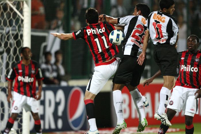 Estreante Marcelo Oliveira divide bola com Gilberto, do Galo: Furacão começa Brasileirão com tropeço | Cristiano Couto/ Hoje em Dia