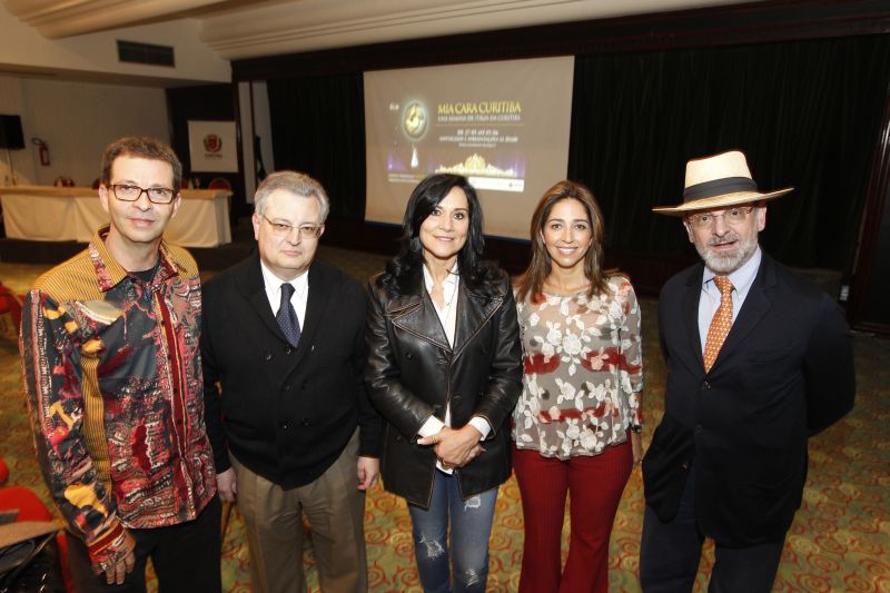 O Mia Cara Curitiba, superprodução de luz que ocorre de 27 de maio a 5 de junho diante do Paço da Liberdade, em comemoração aos 150 anos da Unificação da Itália, foi apresentado oficialmente na última quinta-feira, no Hotel Bourbon. A apresentação foi conduzida pela presidente do Instituto Municipal de Turismo, Juliana Vosnika (de blusa florida). Com ela na foto, Dado Dantas (à esq.) e sua sócia Ilse Lambach, que assinam a produção do evento, o presidente do Comitê Olímpico Nacional Italiano, Gianluca Cantoni, e o artista italiano Valério Festi (de chapéu) | Diego Pisante