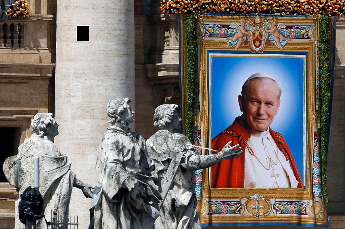 Uma tapeçaria do Papa João Paulo II é apresentado durante a sua missa de beatificação liderada pelo Papa Bento XVI na Praça de São Pedro, no Vaticano | Vaticano
