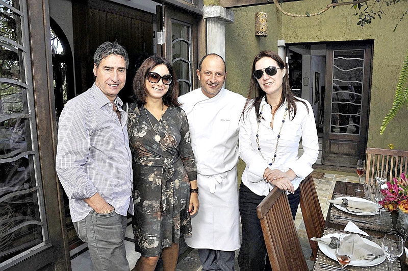 Durante esta semana, os lojistas do Shopping Crystal foram recebidos em pequenos grupos, na cozinha gourmet da residência do chef Celso Freire, para conhecer, em primeira mão, os detalhes do projeto de revitalização do empreendimento. Entre os convidados de ontem estavam o casal Mauro e Graziela Fuzzo (à esq.), da VR; e Mônica Fuoco, do restaurante Trovatta Risoteria | Kraw Penas