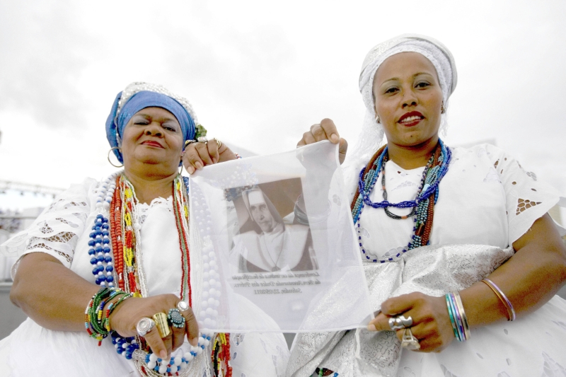 Fiéis fazem sua homenagem à beata Irmã Dulce, a santa popular do Nordeste | Apu Gomes/Folhapress
