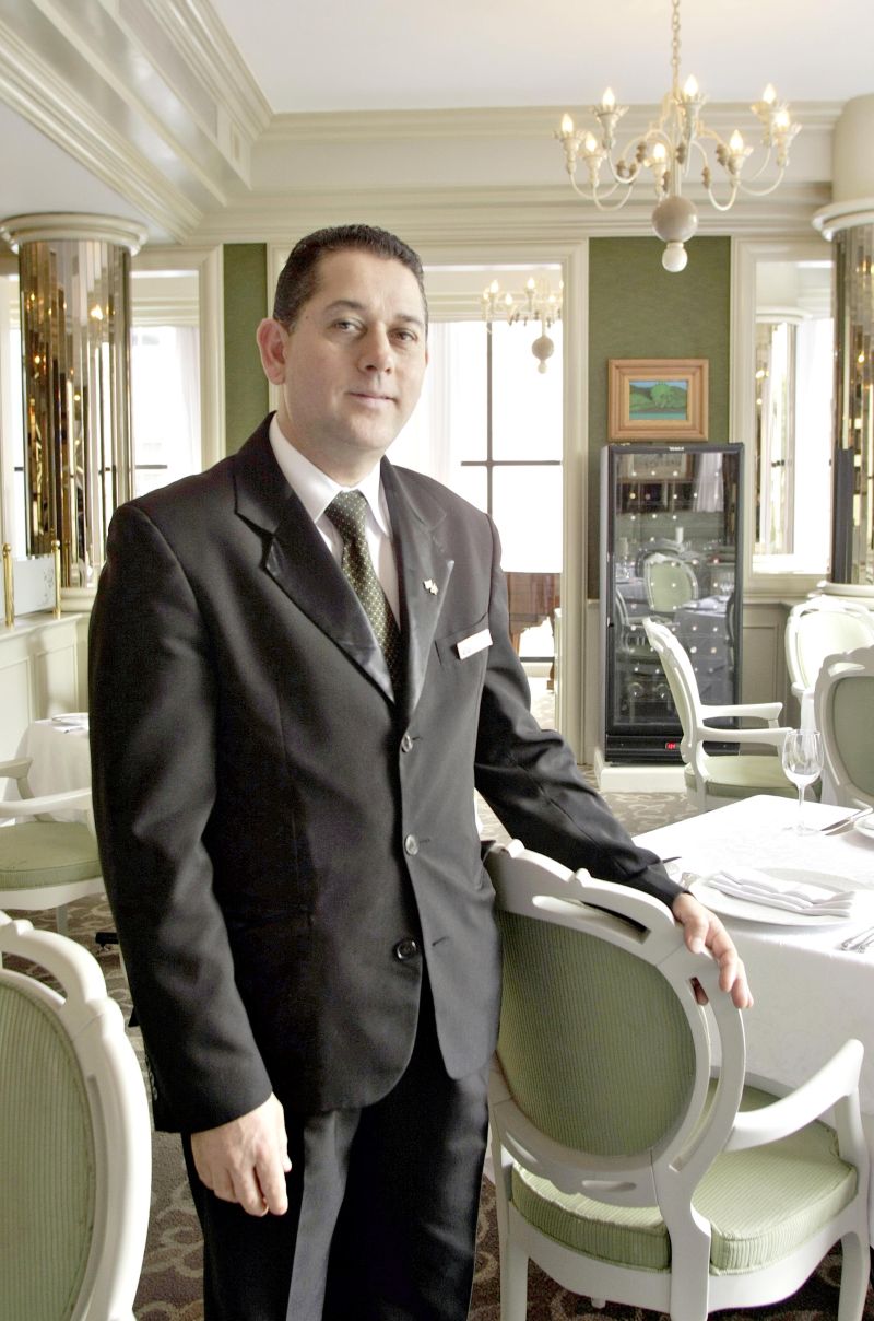 O maitre executivo João Barbosa, da rede de hotéis Bourbon: 24 anos de experência e vários cursos de qualificação | Hugo Harada / Gazeta do Povo