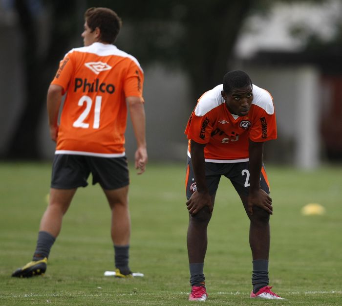 Adailton ainda sente dores na coxa e não viajou para a partida contra o Vasco | Jonathan Campos / Gazeta do Povo