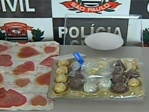 Caixa de bombons com crack | Reprodução/TV TEM