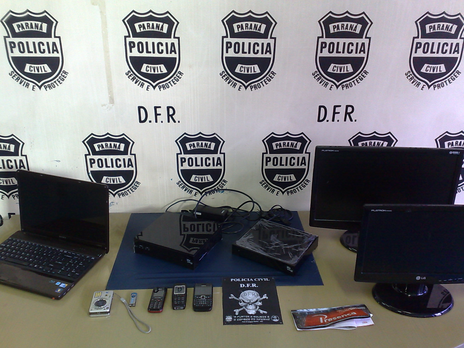 Polícia recuperou cheques, um computador, monitores e outros equipamentos eletrônicos roubados das igrejas | Gladson Angeli / Agência de Notícias Gazeta do Povo