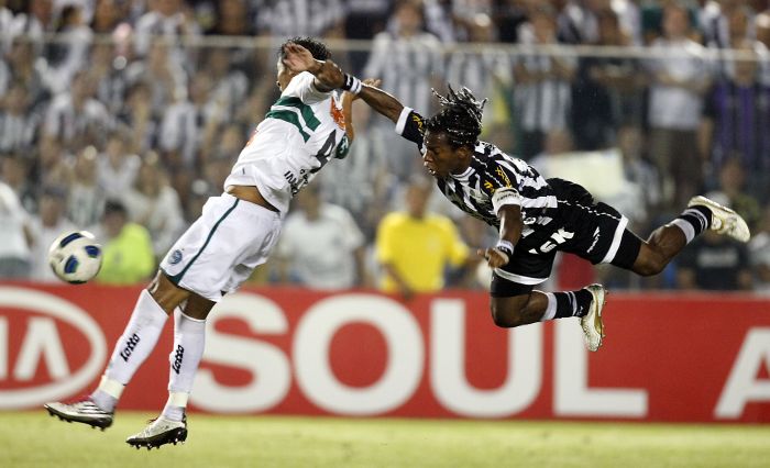 Demerson e Geraldo em jogada na partida entre Ceará e Coritiba | Hedeson Alves / Gazeta do Povo