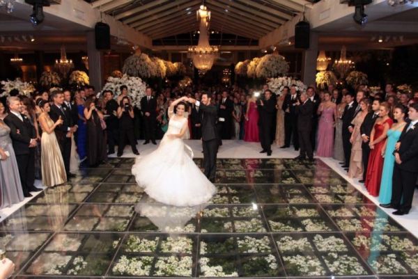 Patrícia Isaacson e André Richa dançam a valsa no Castelo do Batel, que foi decorado pelo arquiteto Jayme Bernardo. O casamento do filho do governador Beto Richa reuniu a alta sociedade curitibana na última sexta-feira, além de políticos do Paraná e de outros estados | Rogério Machado