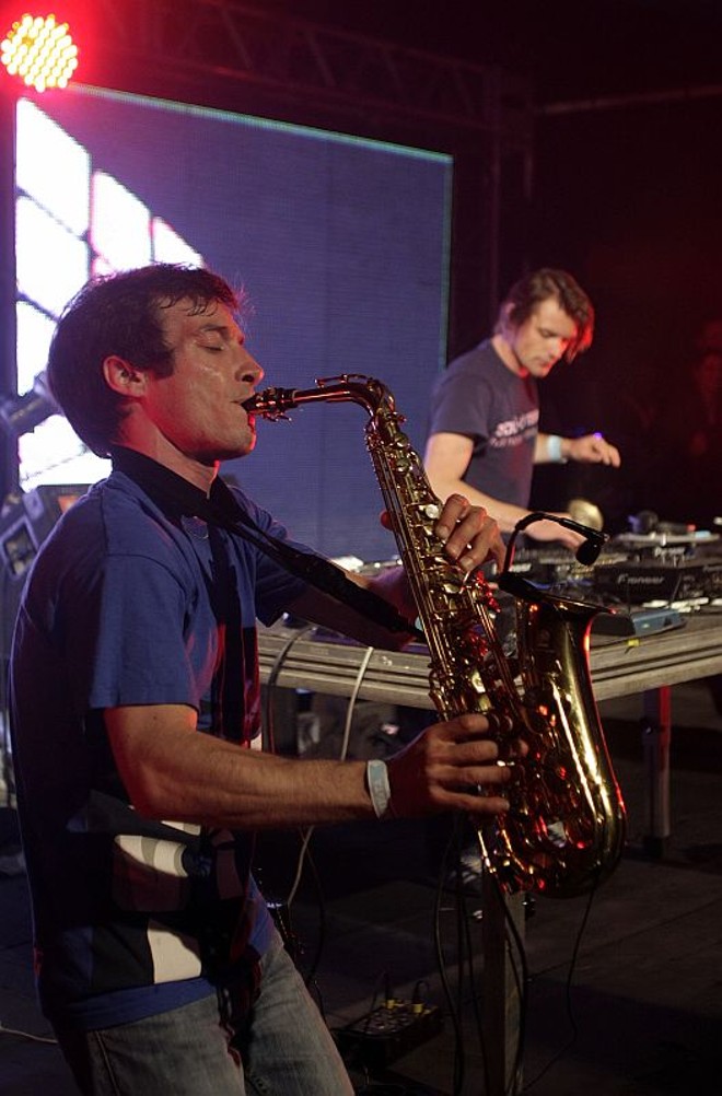 A mistura inusitada de instrumentos musicais com as pick-ups deu o tom da apresentação do Soul Division | 