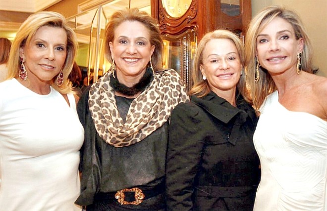 No address de Jandirinha Khury, a apresentação das joias portentosas Ana Rocha & Appolinário, em tarde benefit promovida pela Associação Alírio Pfiffer. Na foto, a anfitriã Jandirinha Khury, as irmãs Suzana e Simone Slaviero e Cristiane Canet Mocelin, presidente da benemérita associação | 