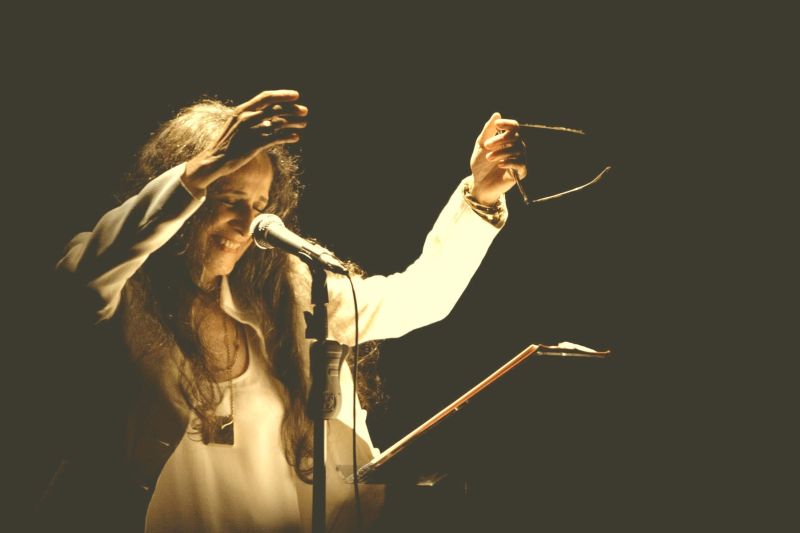 Bethânia lê poemas desde pequena e mostra isso nos shows | João Milet Meirelles/Divulgação