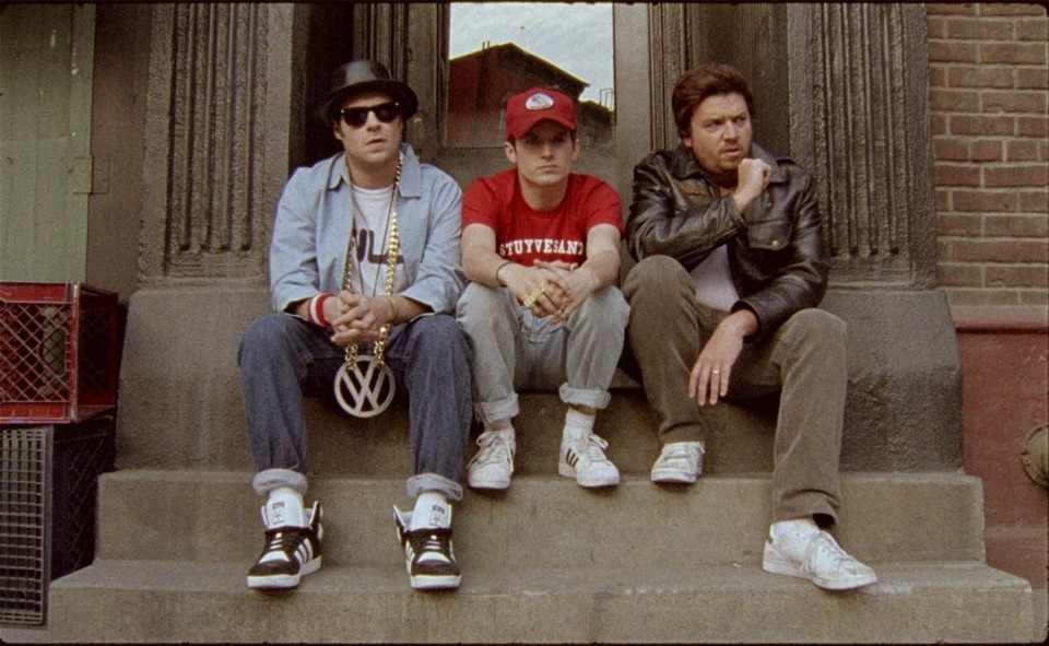 Sobre amadurecer com irreverência Seth Rogen, Elijah Wood e Danny McBride nos papéis de Mike D, Ad-Rock e MCA | Divulgação