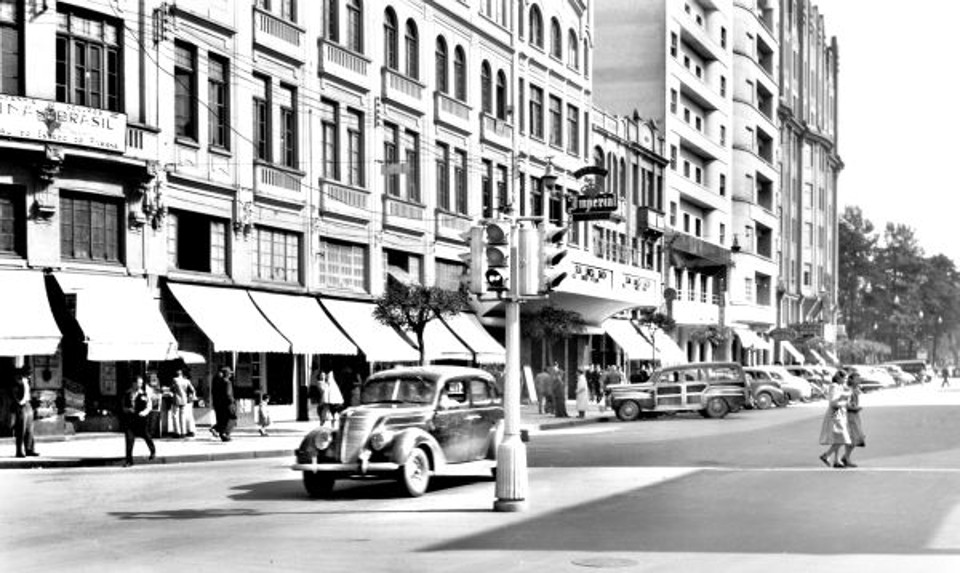 O primeiro sinaleiro automático de trânsito de Curitiba, instalado em 1948, na então Avenida João Pessoa |