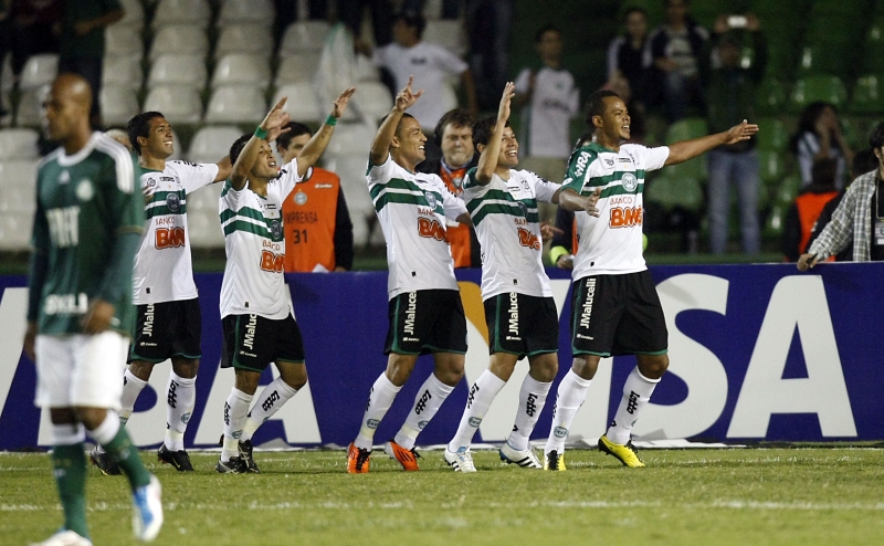 Jogadores fazem a tradicional comemoração do bonde sem freio, que teve ontem a sua noite mais arrasadora | Fotos: Hedeson Alves/ Gazeta do Povo