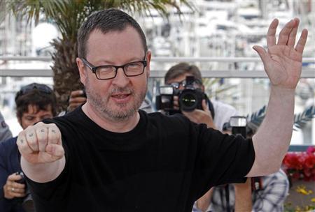 O cineasta Lars Von Trier posa para fotógrafos durante a 64ª edição do Festival de Cannes | REUTERS/Jean-Paul Pelissier