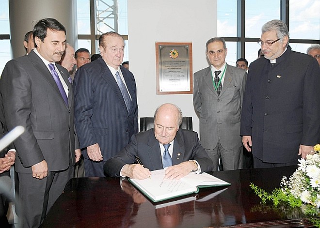 O presidente da Fifa, Joseph Blatter, foi a primeira personalidade a assinar o livro ouro na cerimônia de pré-inauguração do Bourbon Conmebol Convention Hotel, primeira unidade internacional da paranaense Bourbon Hotéis & Resorts, realizada no último domingo em Assunção. À esquerda, o vice-presidente do Paraguai, Federico Franco, e o presidente da Confederação Sul-Americana de Futebol, Nicolás Leoz; à direita, o vice-presidente da empresa de hotelaria, Alceu Vezozzo Filho, e o presidente paraguaio, Fernando Lugo | 