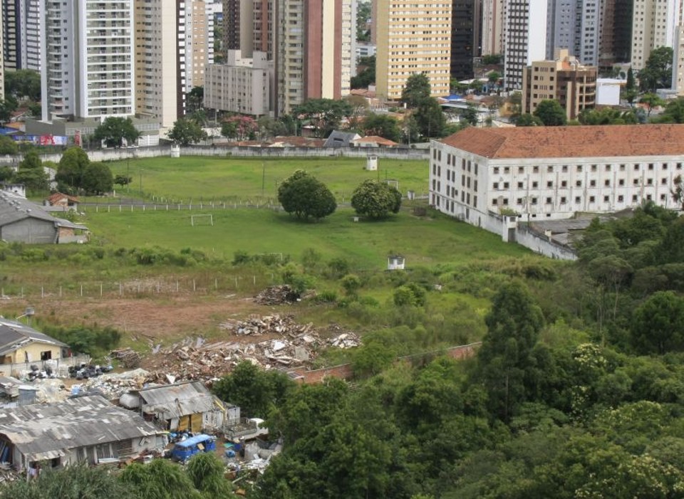 Área em que se pretende construir o Centro Judiciário: obra só após fim das disputas | Daniel Derevecki/ Gazeta do Povo