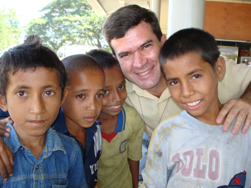 O escritor com vítimas de conflitos em Timor Leste, quando se alistou como voluntário pela ONU | Arquivo pessoal