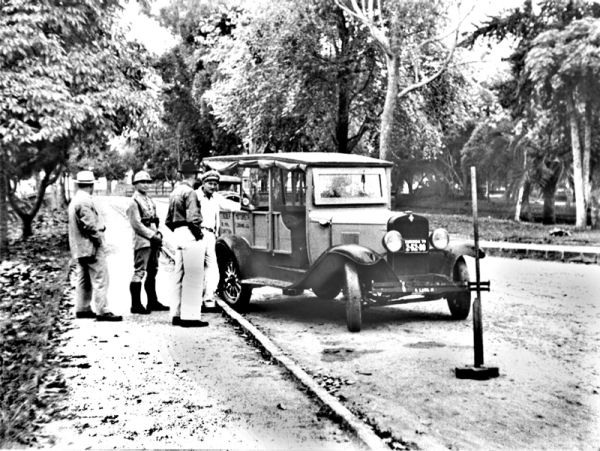 Treinamento para prova de baliza em alameda do Passeio Público, em 1948. As auto escolas da época usavam calhambeques para instruir seus alunos |