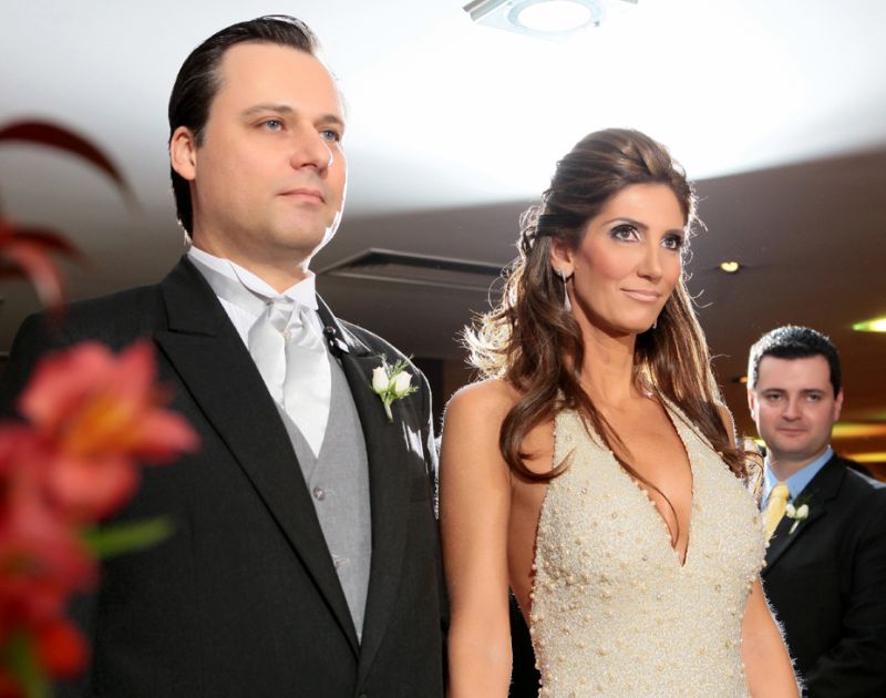 O médico Ederlei Pinsuti e a psicóloga Andréa Mello casaram-se na última sexta-feira, em cerimônia realizada no Hotel Crowne Plaza. Ao fundo, o irmão da noiva, Luiz Roberto Mello, que mora em Michigan | Roman Fotografias
