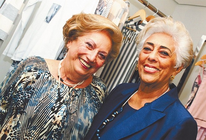 Na movimentação do lançamento da coleção OutonoInverno do Espaço JabutiQ, a proprietária Lina Feiges Burkinski com a amiga Laurecy Vargas Kuenzer | 