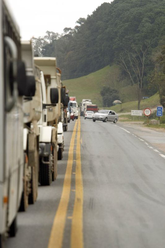 O trecho da BR-116, entre Curitiba e Fazenda Rio Grande, é um dos pontos do Paraná que concentram acidentes | Daniel Castellano/Gazeta do Povo