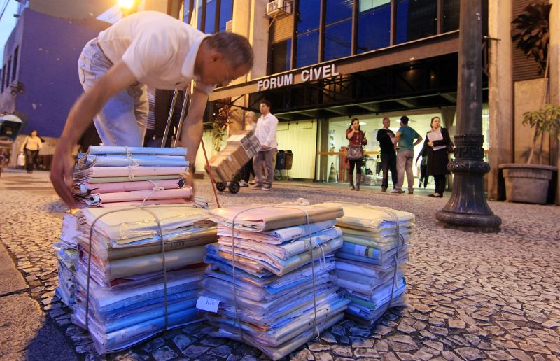 Atividades no Fórum Cível estão suspensas até a próxima sexta-feira (27) para vistoria em prédio. Funcionários sentiram abalos no edifício nesta terça-feira (24) | Hedeson Alves / Agência de Notícias Gazeta do Povo